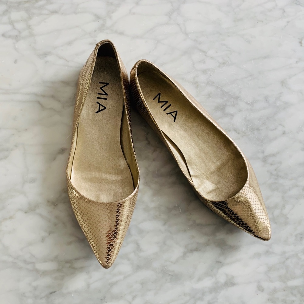 Women’s MIA gold pointy toe flats